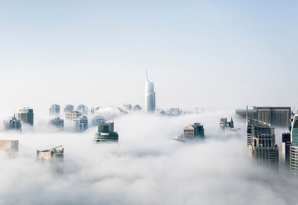 Ville de bâtiments dans la brume