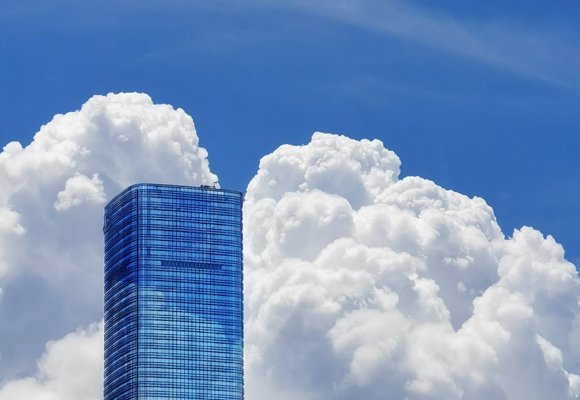 Immeuble de bureaux dans le cloud
