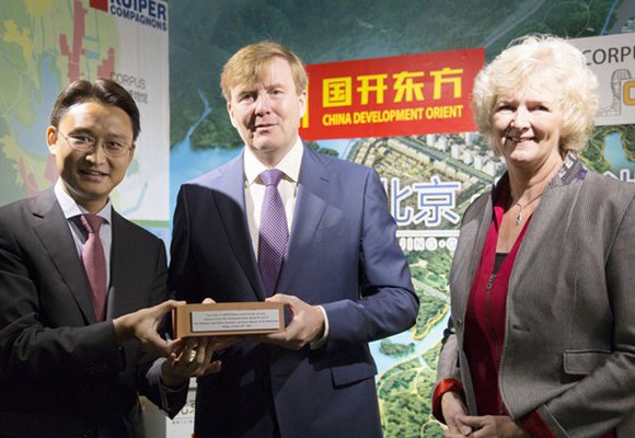 Dutch King Willem-Alexander and representative of the Chinese government